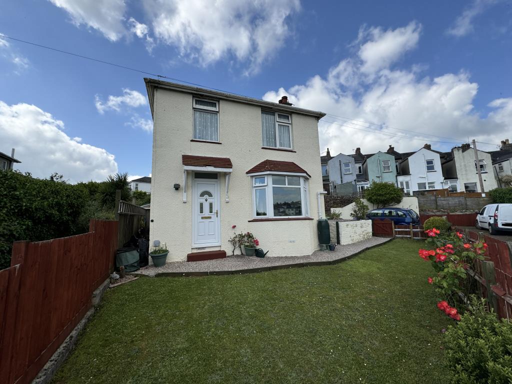 Lot: 95 - DETACHED THREE-BEDROOM HOUSE - Front of the property